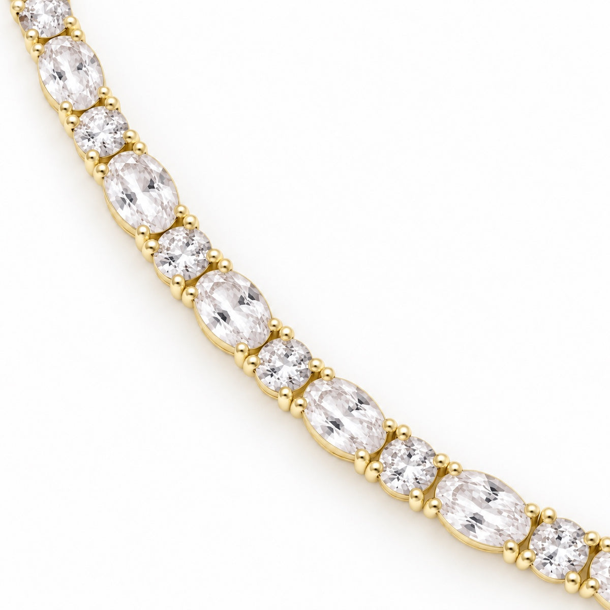 Detail van de Alara Bracelet in Gold met ovale en ronde zirconia stenen