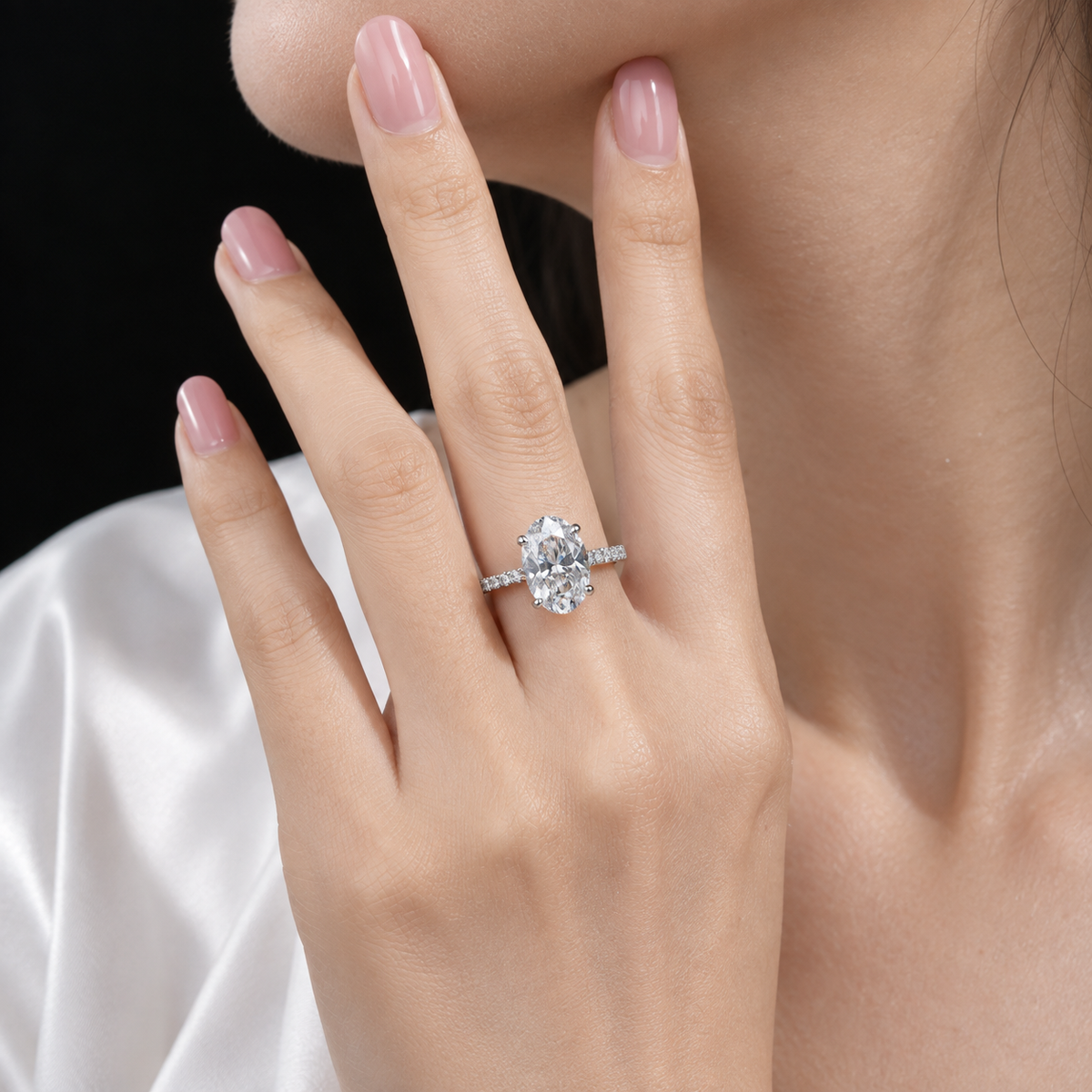 Model wearing the 4.5 carat Silver Soleira Ring with white satin